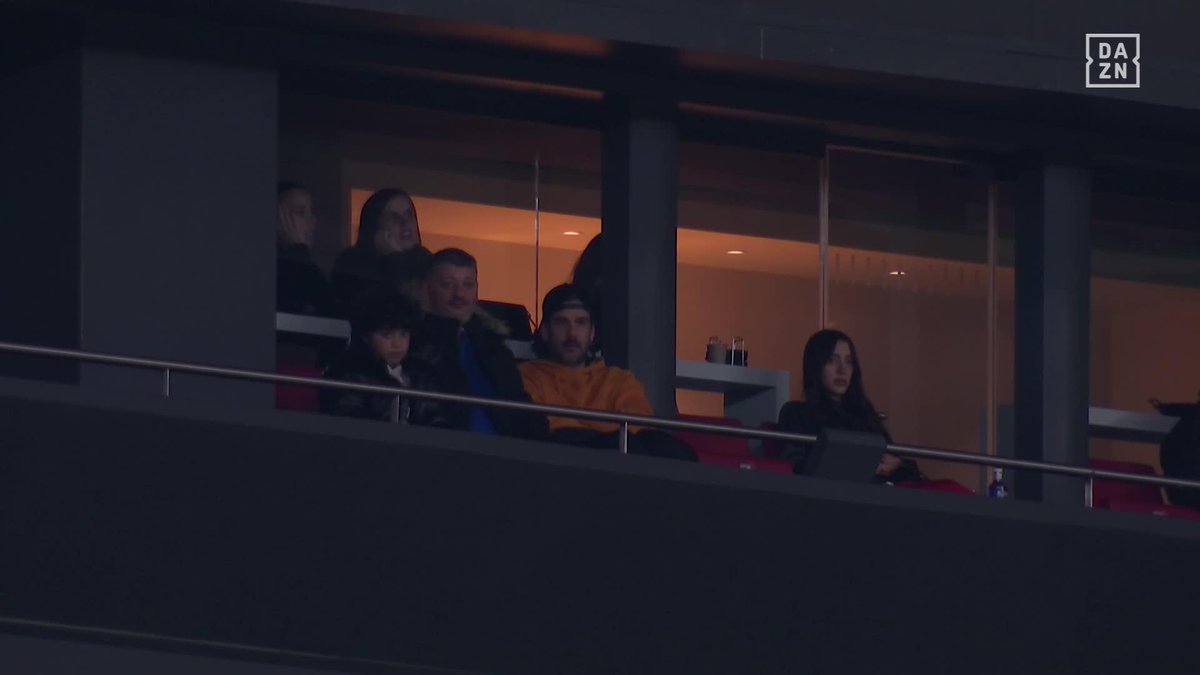 Melendi... sufriendo con su Real Oviedo en el Metropolitano 🥵💙 #LALIGAenDAZN ⚽
