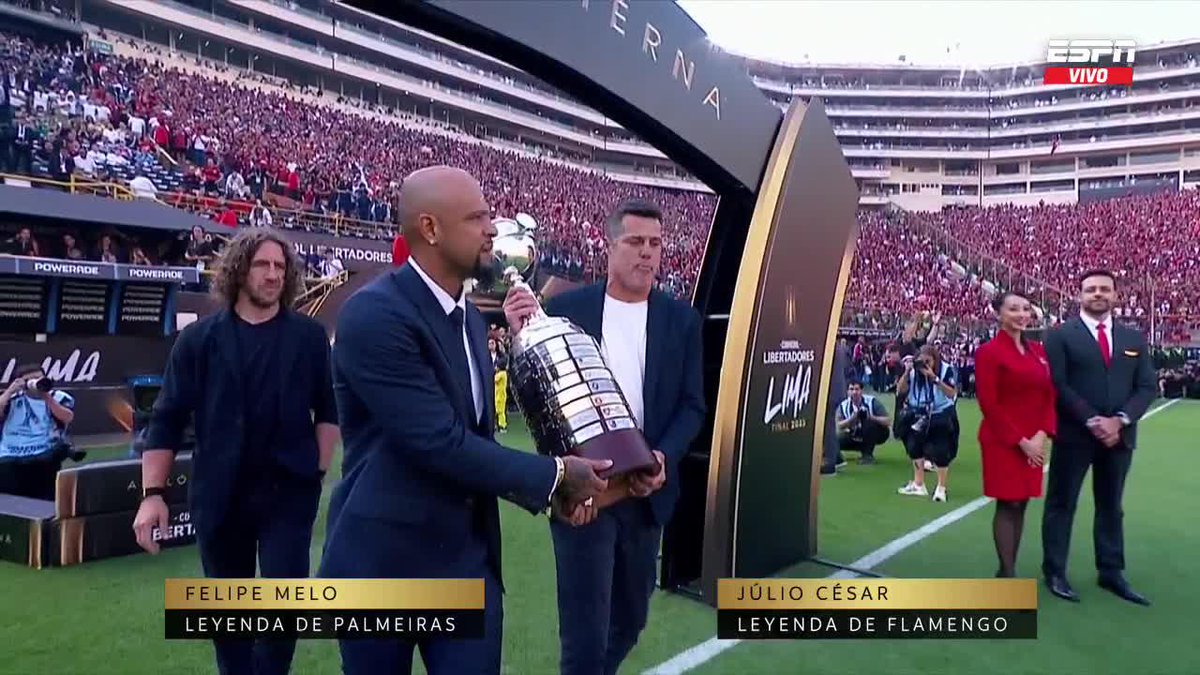 ¿Que hace PUYOL en la entrega de la Copa Libertadora DE AMÉRICA? Dios mio, una copa en honor a los próceres que nos liberaron de Europa y el presidente de Conmebol está DECIDIDO a chuparle la pija a los Europeos de todas las formas posibles