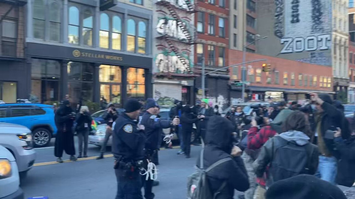 🚨 WATCH: NYPD begin to use MACE to force rioters blocking ICE to back up I’m glad NYPD is using force, but it must be done MUCH sooner Rioters should NOT be allowed to obstruct ICE for SEVERAL HOURS with zero pushback.