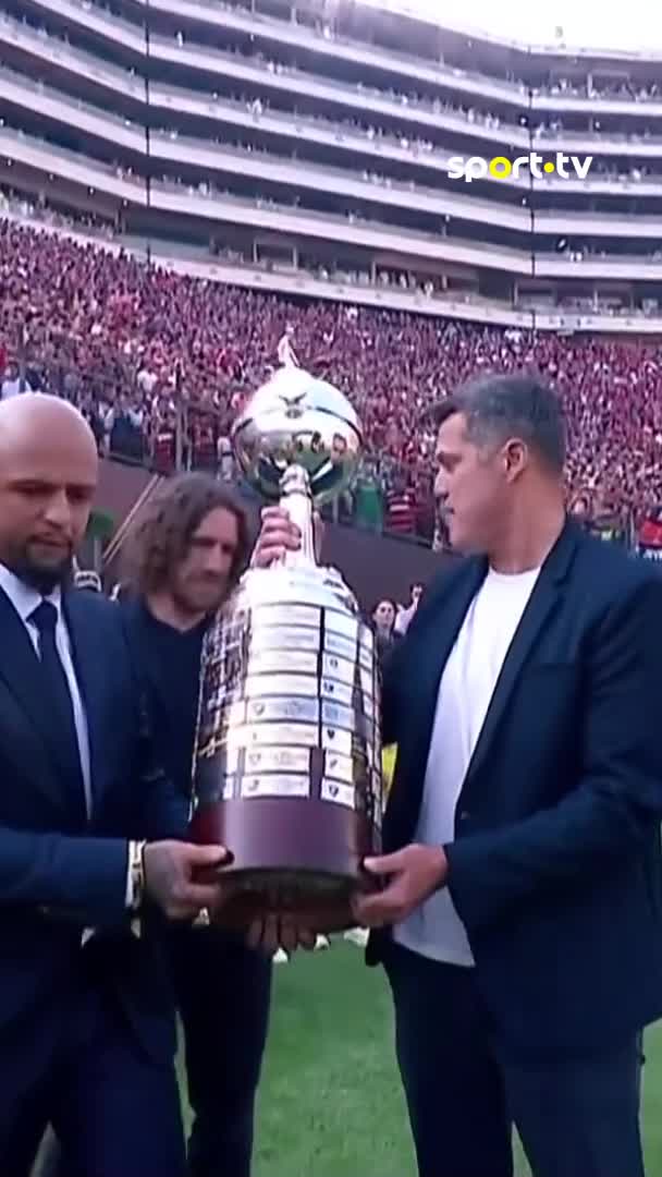 10 kilo ağırlığındaki Copa Libertadores kupasını üç efsane futbolcu getirdi. 🇧🇷 Felipe Melo 🇪🇸 Carles Puyol 🇧🇷 Júlio César 🆚 Final: Palmeiras - Flamengo