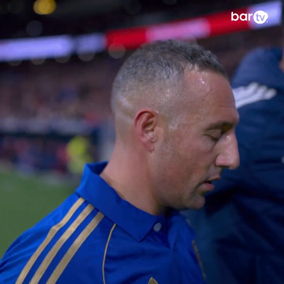 👏 La ovación del Metropolitano a Don Santi Cazorla #TodoPasaEnTuBar