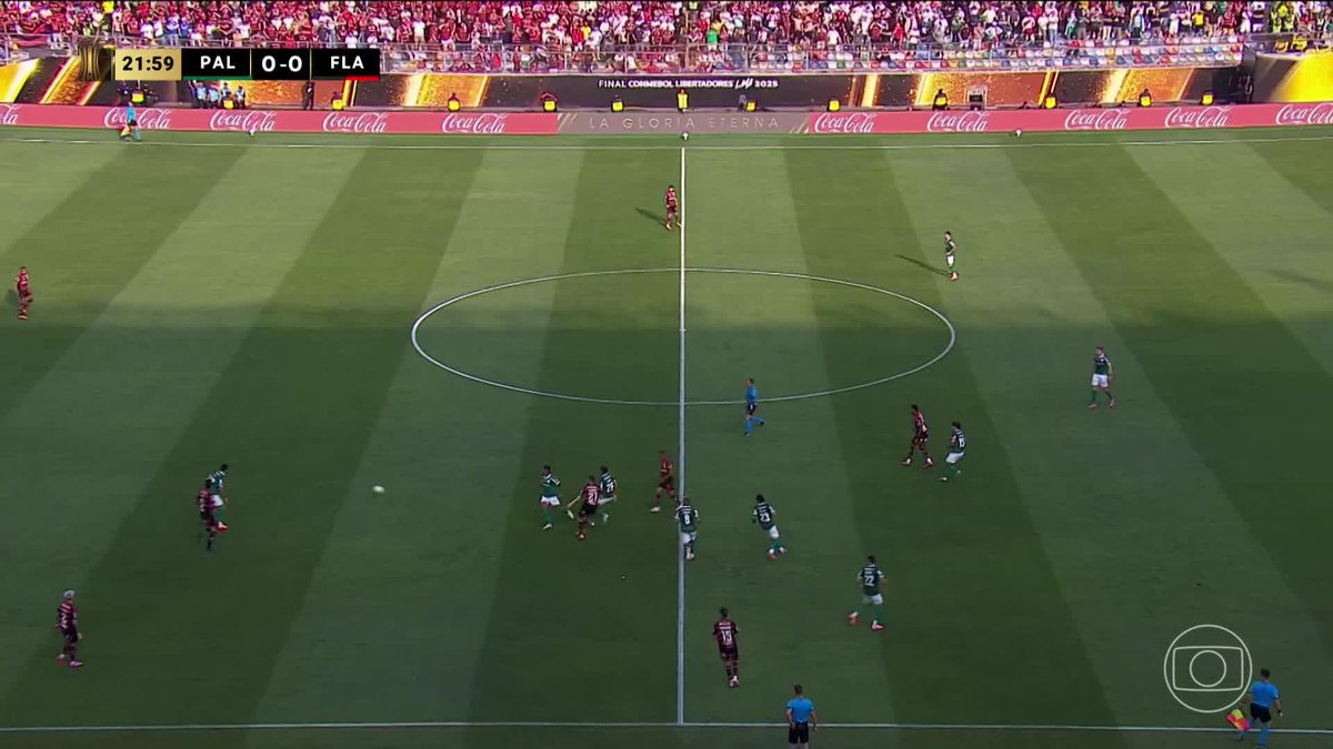 O segundo amarelo da final da Libertadores. Falta de Arrascaeta em Vitor Roque. 🎥 TV Globo 📺 | ge