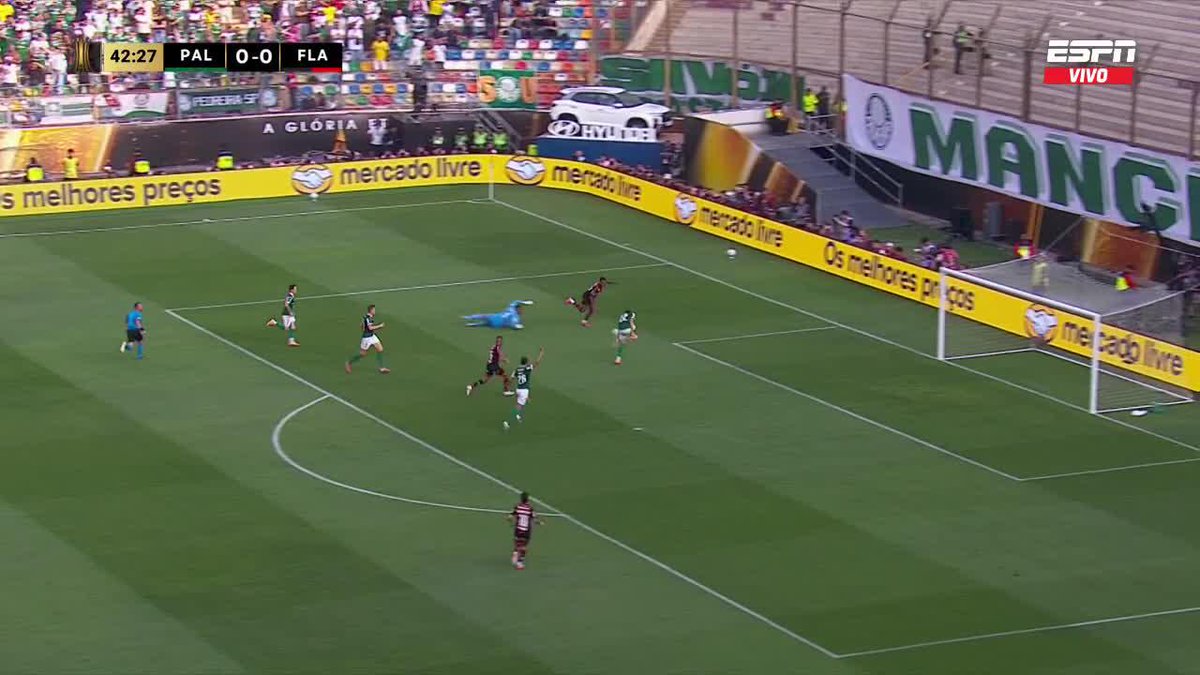 El pase que inventa Carrascal en solo dos toques en una final de Libertadores. Genio.