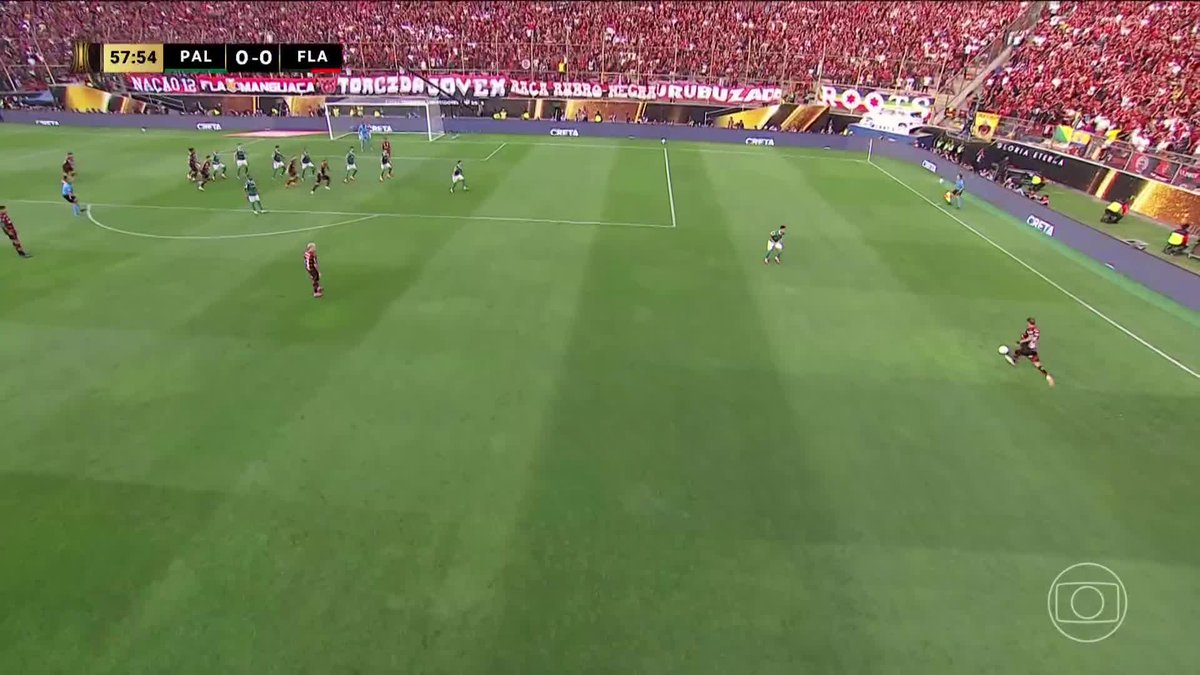 Flamengo pediu pênalti nesse lance, mas a arbitragem mandou seguir. 🎥 TV Globo 📺 | ge