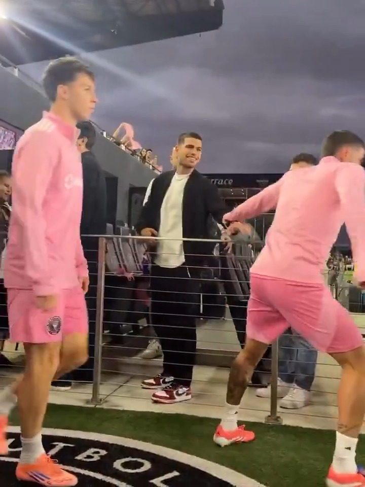 🔝 Carlitos Alcaraz, invitado de lujo en el Inter Miami y un gran saludo con el plantel. 😎 📹 @mlses