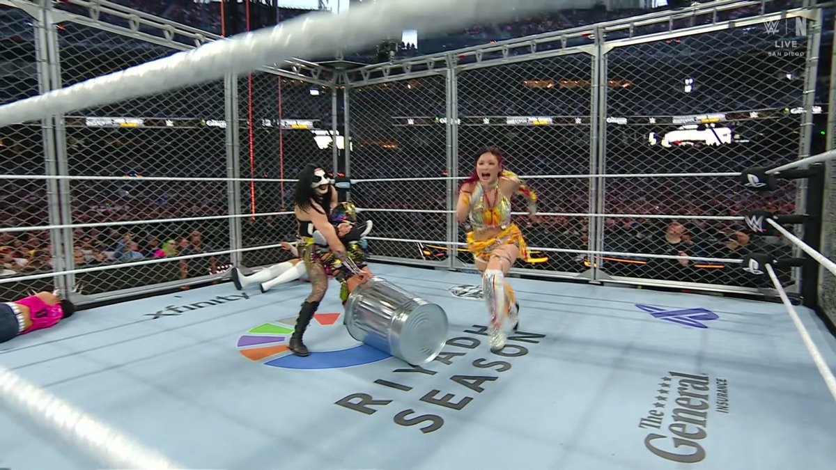 Kairi Sane es manipulada por una de sus amigas (Asuka) y la otra (IYO SKY) mete su cabeza en un cubo de basura y la ataca. Justicia para Kairi. #SurvivorSeries