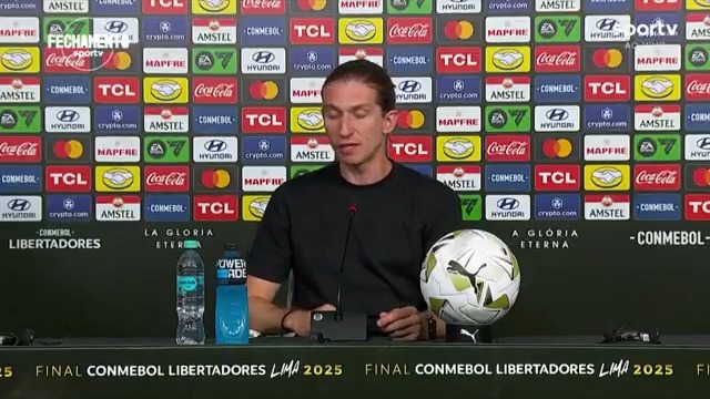 Filipe Luís lembra garotos do Ninho mortos em incêndio e se emociona ao falar sobre a conquista da Libertadores. #libertadores #futebol #palmeiras #flamengo