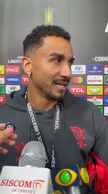 “No Ninho do Urubu tem uma frase que diz: ‘Flamengo, de Deus e do povo, do asfalto e do morro’. Quando eu leio aquela frase, aquilo me arrepia verdadeiramente.” 🎙️ Danilo. 🎥 RaFla Mello | joubert júnior
