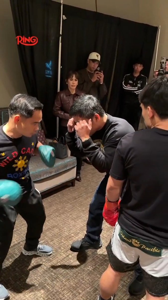 Manny Pacquiao Jr getting pointers from his father moments away from his professional debut 🐐