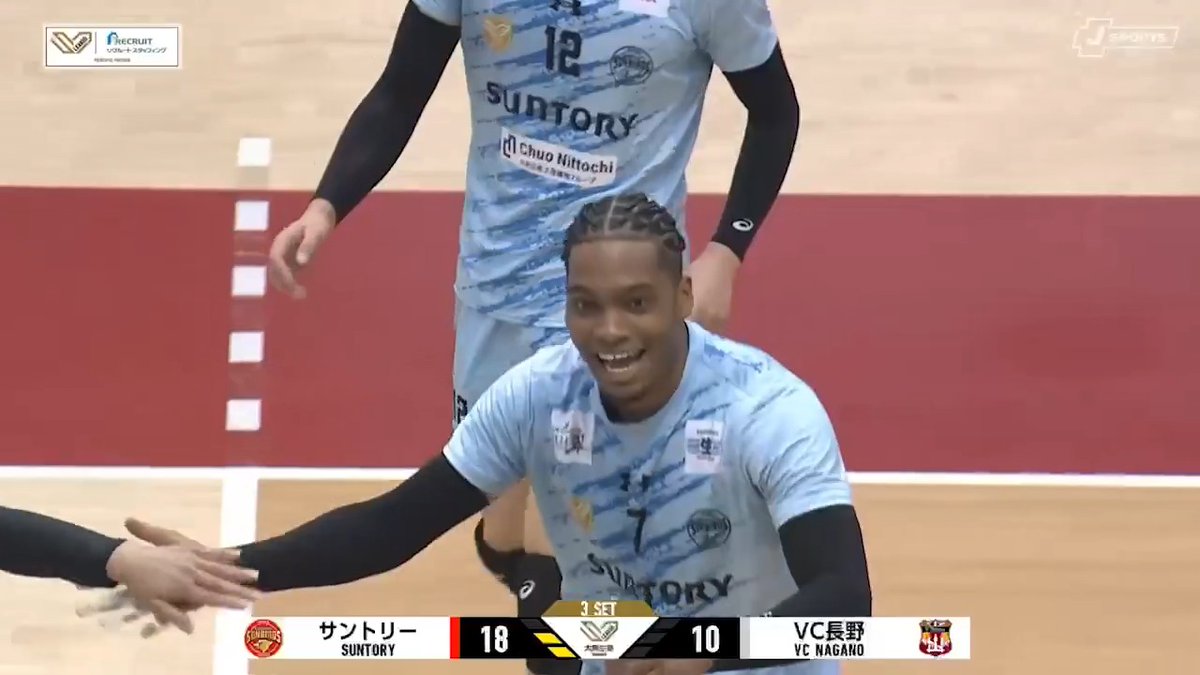 【必見】アライン、後ろから豪快一撃💥 ／ どこからでも打つサントリー🔥 さっきはトス、 今度はバックから叩き込む！ 攻撃の幅がえぐすぎるーー👀 ＼ 📺ABEMA de J SPORTS 🏐大同生命 SVリーグ 男子第6節 🆚サントリー × VC長野 サントリーサンバーズ大阪