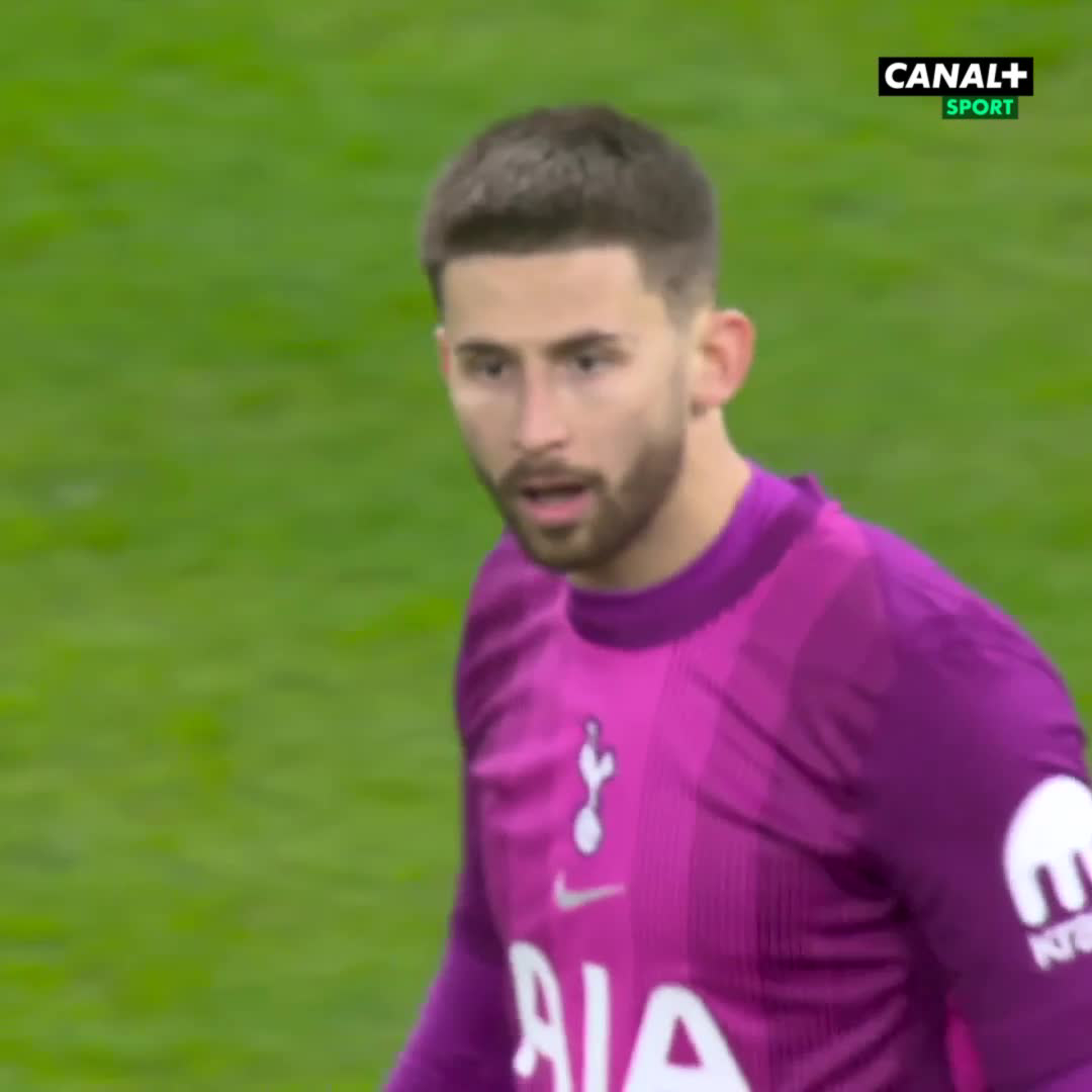 Před druhým gólem Fulhamu udělal včera brankář Guglielmo Vicario všechno špatně.😂