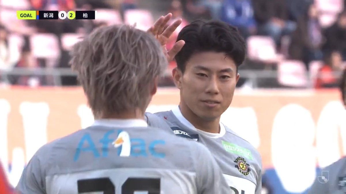 新潟vs柏 #近藤直也失点分析 守備の緩さ 新潟 vs 柏のこの失点シーンを見ていて最も大きかったのは、中央でのマークの曖昧さと、縦パスに対する対応の遅れ。 まず、柏のボランチの選手がハーフウェイライン付近で前を向いた場面。 その瞬間、新潟の右ボランチの選手は自分の左側にいる柏の選手をまったく捕まえきれておらず、距離を空けたままにしていた。本来であれば、あの場面は縦パスを通させないように中をしっかり締めることが最優先。そこが曖昧になった結果、一本の縦パスで一気に前線は3対3の同数に持ち込まれてしまった。 さらにゴールを決めた柏の選手への対応も甘かった。 シュートモーションに入られても身体を一度も触れられず、フリーな状態で撃たせてしまっている。ここは最低でも体をぶつけてコースやタイミングをずらすハードな対応が必要だった場面。 加えて、縦パスが通った瞬間、新潟の左サイドバックの選手は一気に戻り切らなければならなかった。もしスプリントで帰陣できていれば、シュートブロックやコースへの寄せは間違いなく間に合っていた。 つまり、この失点は大きく3点。 1.中央のマークと距離感の曖昧さ 2.シュートを許した選手への接触・強度不足 3.パスが通った後のリカバリーの遅れ どれか一つでも改善できていれば、防げた失点だった。