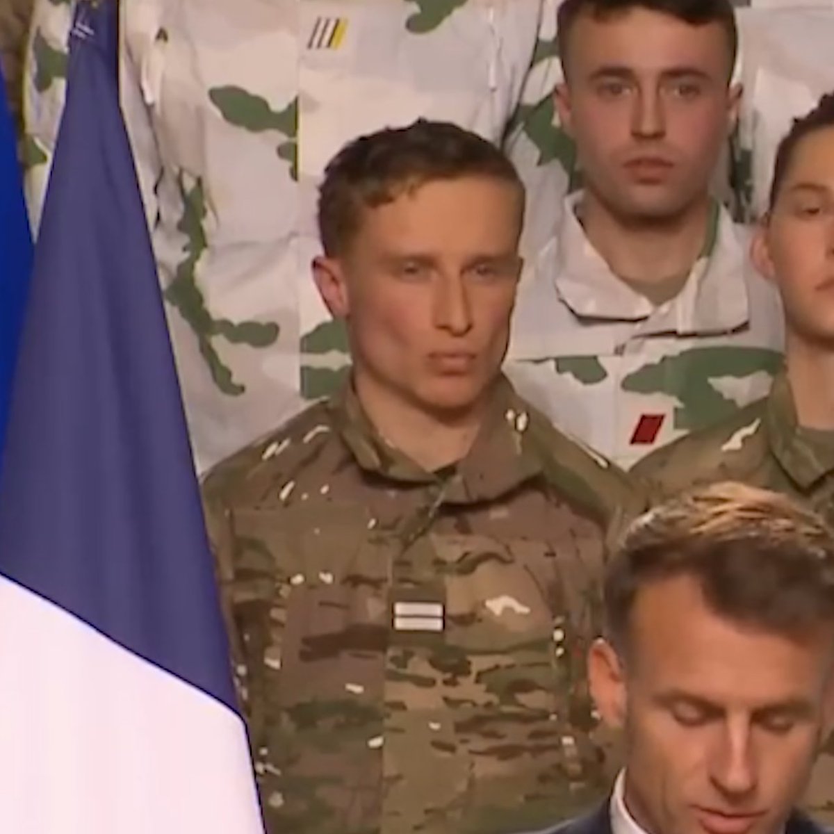 ¿Qué le pasa a este joven soldado? Mientras Emmanuel Macron anunciaba la creación de un nuevo servicio militar voluntario en Francia, un soldado abandonó repentinamente su puesto, visiblemente perturbado, a la vista de las cámaras.