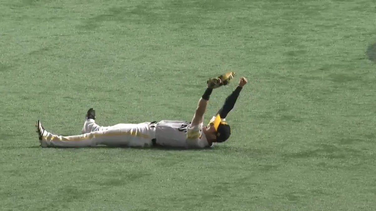 / 『2025年パ・リーグ プレイバック』⚾️ 記憶に残る衝撃プレー集🚀 \ 🗓9月2日 🆚オリックス 劇的なスーパープレーでのゲームセットに思わず天を仰いだ! 福岡ソフトバンク #周東佑京 選手のダイビングキャッチ👏✨ #sbhawks 👇見逃し視聴はこちら!