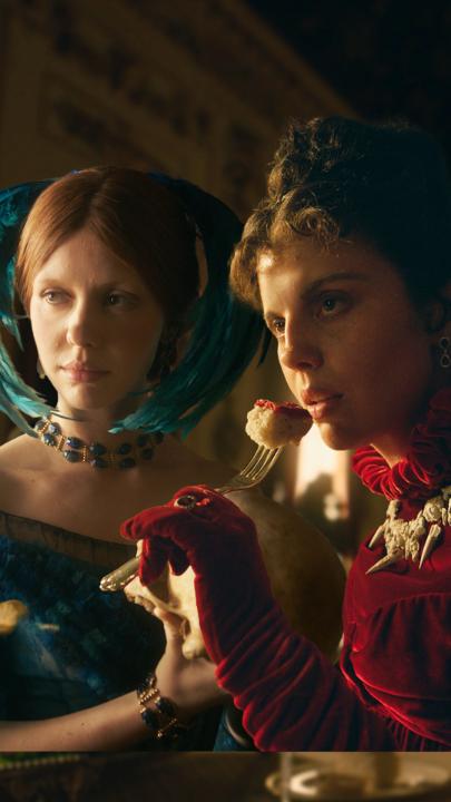 実は…映画『フランケンシュタイン』でミア・ゴスが2役演じているって知ってた？ エリザベスとクレール・フランケンシュタイン。 一人で“愛される者”と“怪物を生んだ者”を演じている。 #フランケンシュタイン #Frankenstein