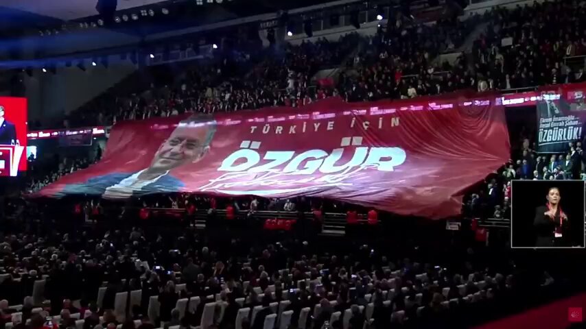 CHP Genel Başkanı Özgür Özel, isim vermeden DEM Parti'yi eleştirdi: “Kimse Stockholm Sendromu’na kapılmasın, dün elinden zor kurtulduğu celladına âşık olmasın Gün dayanışma, direnme, bu kara düzene itiraz etme günüdür"