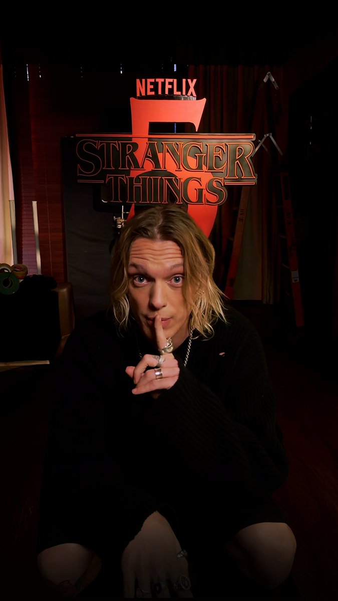 Imagine que você tá lá inocentemente metendo o pau no Vecna e o Jamie Campbell Bower aparece atrás de você? 🤯🤯🤯