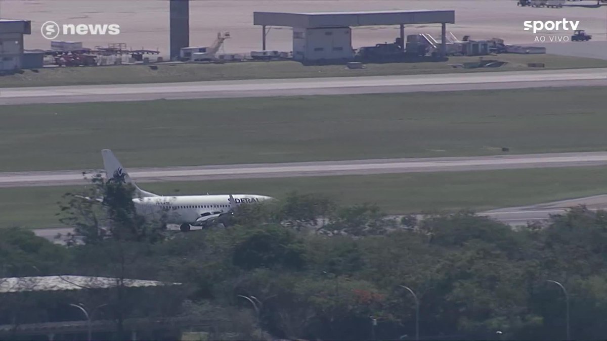 Avião com a delegação do Flamengo pousou no Rio de Janeiro. O time vai seguir direto para o Centro do Rio para a festa do tetra da Libertadores. 🎥 sportv | ge