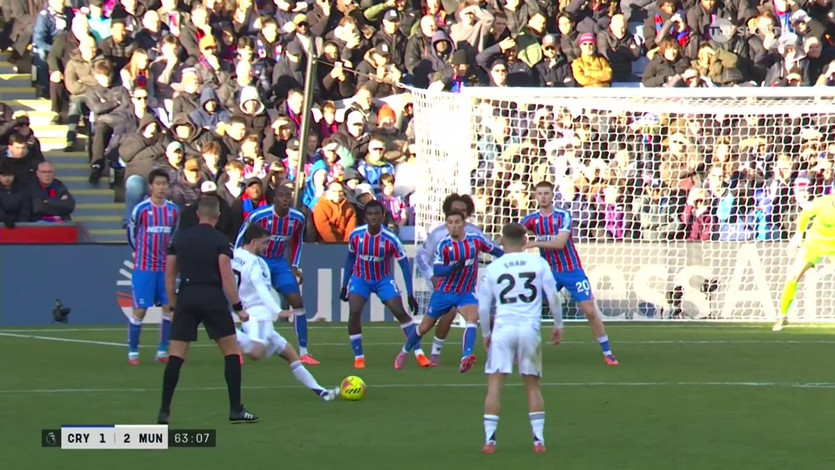 A smart move from Bruno Fernandes meets Mason Mount's super strike to secure Man United's second goal from a free kick! 💥 📺 @TNTSports &amp; @DiscoveryPlusUK