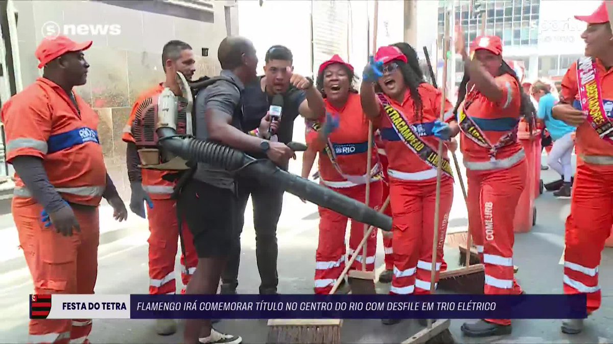 Trabalhando e comemorando! Se liga na alegria dos garis do Rio de Janeiro escalados para a festa do Flamengo! #Libertadores