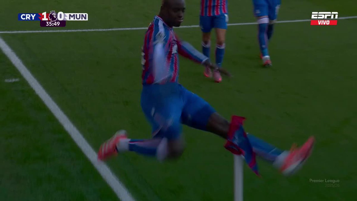 ✅ SE REPITIÓ: A Mateta le pasó la de Julián Álvarez vs Real Madrid, doble toque en un penal. Sin embargo, ya con la aclaración de IFAB hecha, el árbitro obró correctamente al no dar el cobro como fallado ni indirecto sino que lo repitió. Es accidental.