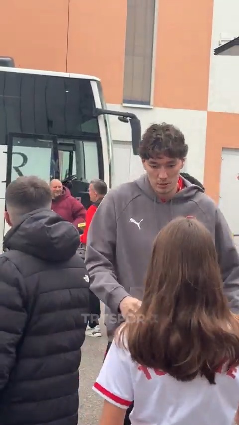 🇹🇷12 Dev Adam, İsviçre maçı için salona geldi. 🚌📍 #TRTSporDijital