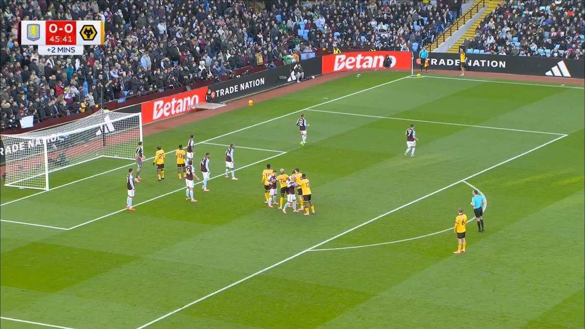 What a save by Emi Martinez to keep Aston Villa level going into halftime 🧤