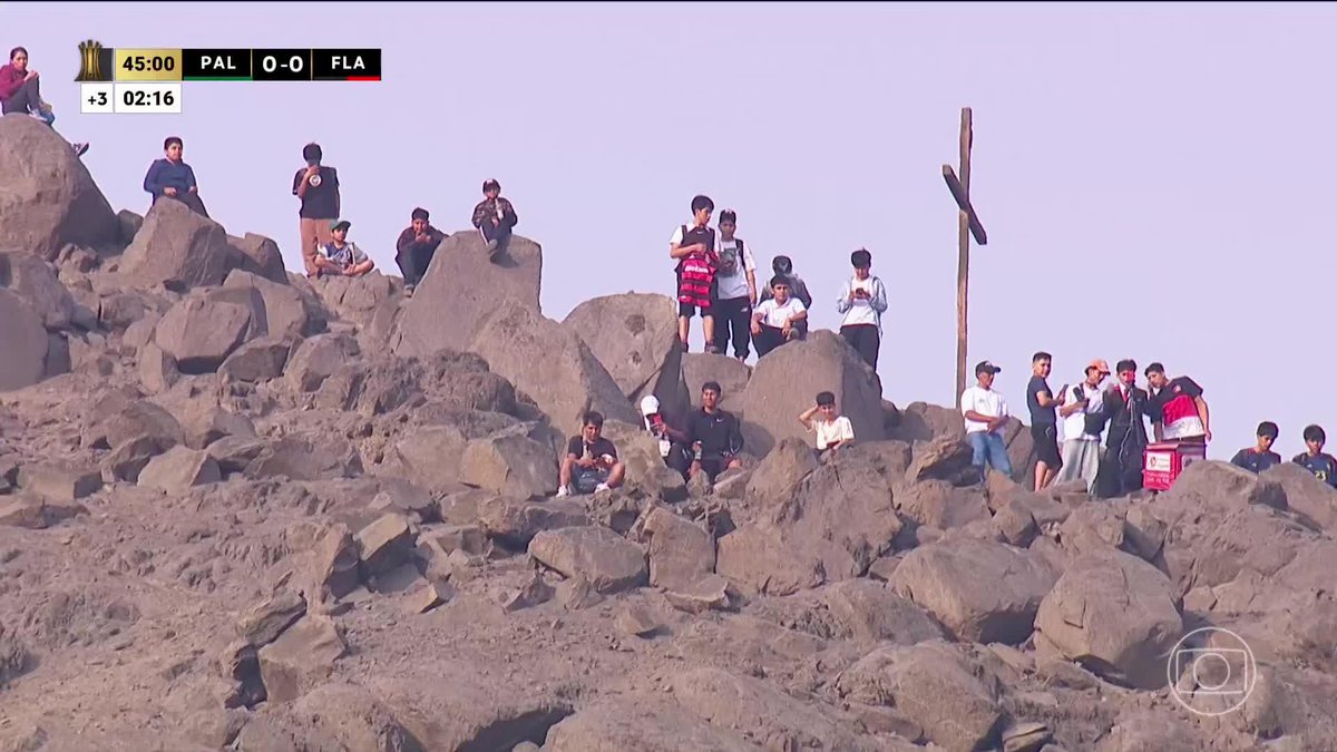 Torcedores no topo da montanha em Lima acompanhando a final da Libertadores entre Palmeiras e Flamengo, ontem. 🎥 TV Globo 📺 | ge