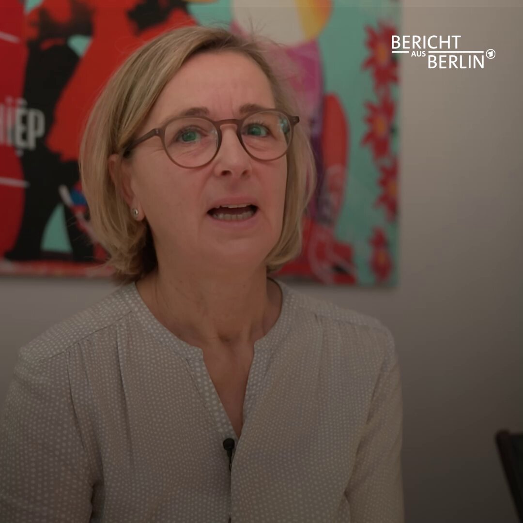 Jeder 4. Arbeitslose ist 55 oder älter. Vor 20 Jahren war es nur jeder achte. Gleichzeitig diskutiert die Politik die Rente mit 70 – während die Arbeitslosigkeit Älterer kontinuierlich steigt. Heute Thema im #BerichtausBerlin – 18 Uhr @dasErste. Zu Gast: NRW-MP Hendrik Wüst (CDU)