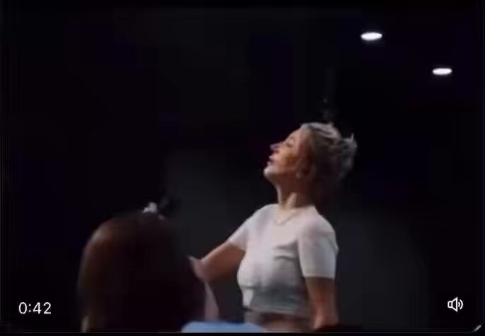 Bir zamanlar Sezen Aksu’nun vokalistliğini yapan Hande Yener’in Sezen Aksu gibi şarkı söylemesi🥹