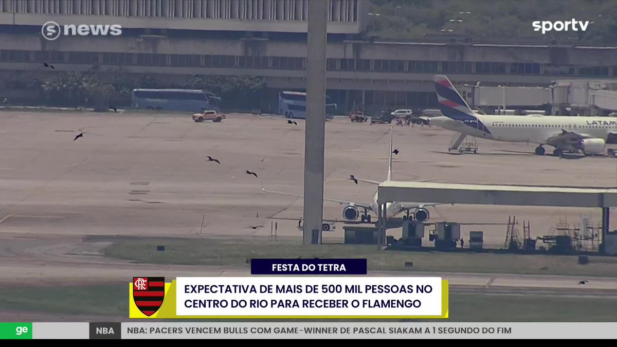Ônibus do Flamengo deixa o Aeroporto do Galeão e está a caminho do Centro do Rio de Janeiro para a festa do tetra da Libertadores. 🎥 sportv | ge