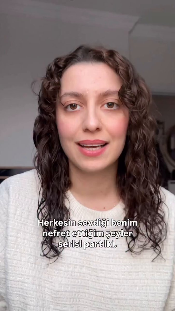 Bir kadın, herkesin sevdiği kendisinin nefret ettiği şeyleri sıraladı: • Herkesin giydiği kalın kahverengi botlar • Plastik terlikler • ⁠Charmlı bilezikler