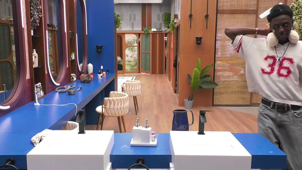 Rocío le ha pintado el pelo a Mamadou con pintalabios, pero a él no le ha sentado nada bien💄😬 🔁 Con el pelo no se juega ❤️ Es una broma #GH30N