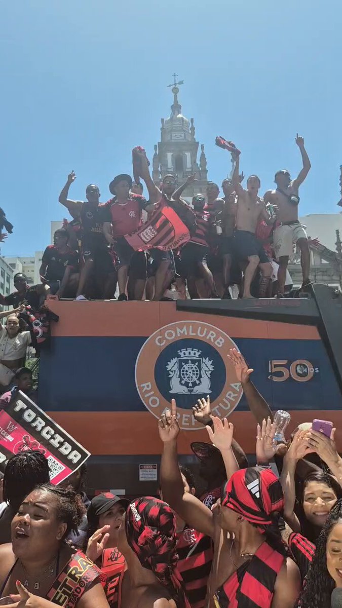 Caminhão da Comlurb (Companhia Municipal de Limpeza Urbana) virou palco de festa da torcida do Flamengo no Rio de Janeiro, com direito a provocação ao Palmeiras. 🎥 ge | Thiago Lima