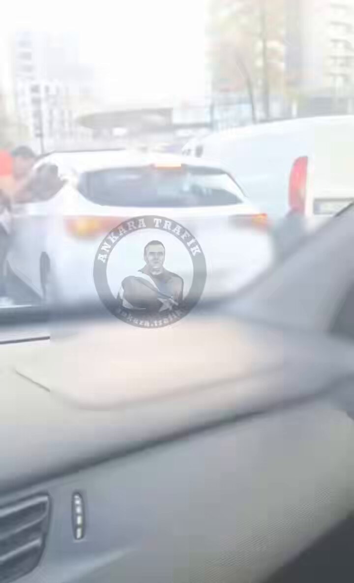 Çayyolu Beytepe 1923’ün orada trafik tartışması sonucu önünü kestiği beyaz aracın yaşlı sürücüsüne eşinin yanında saldırmaya kalktı.