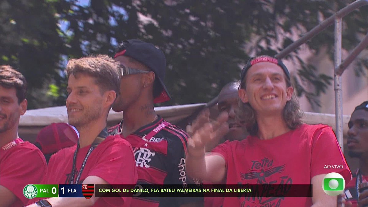 Bicampeão da Libertadores como jogador e agora campeão como técnico, Filipe Luís é só sorrisos em cima do trio elétrico! #Flamengo #Libertadores