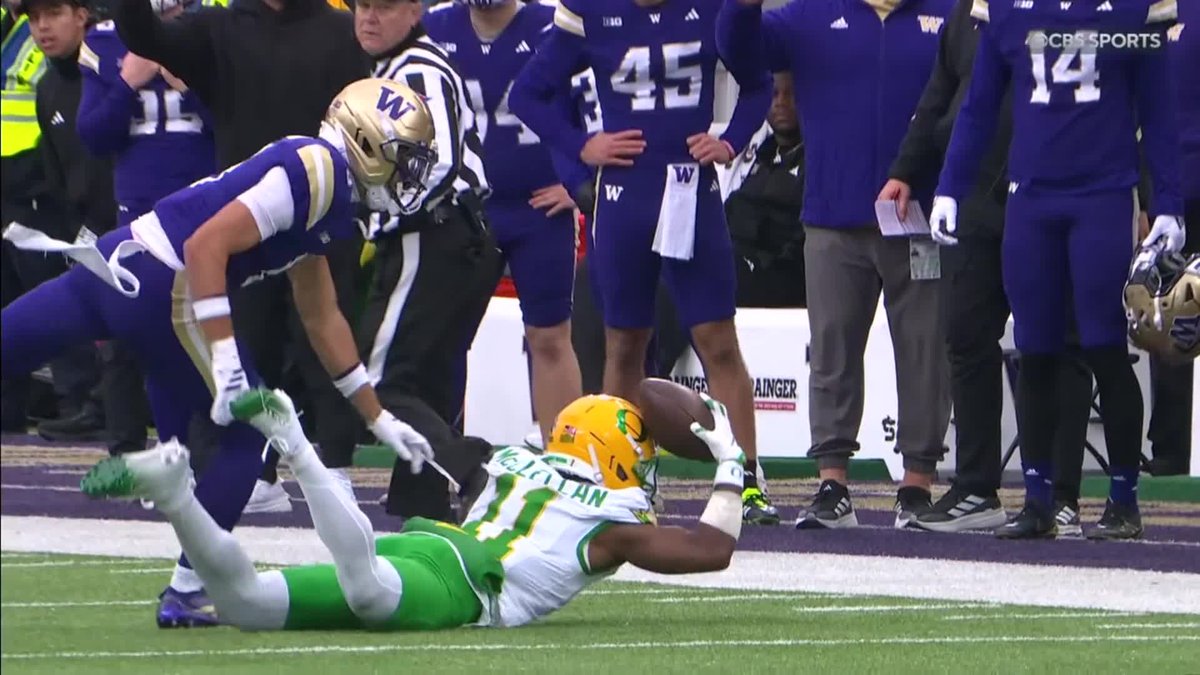 Still can't get over Oregon WR Jeremiah McClellan's near-catch 😲 Check out the replays of this thing 👀