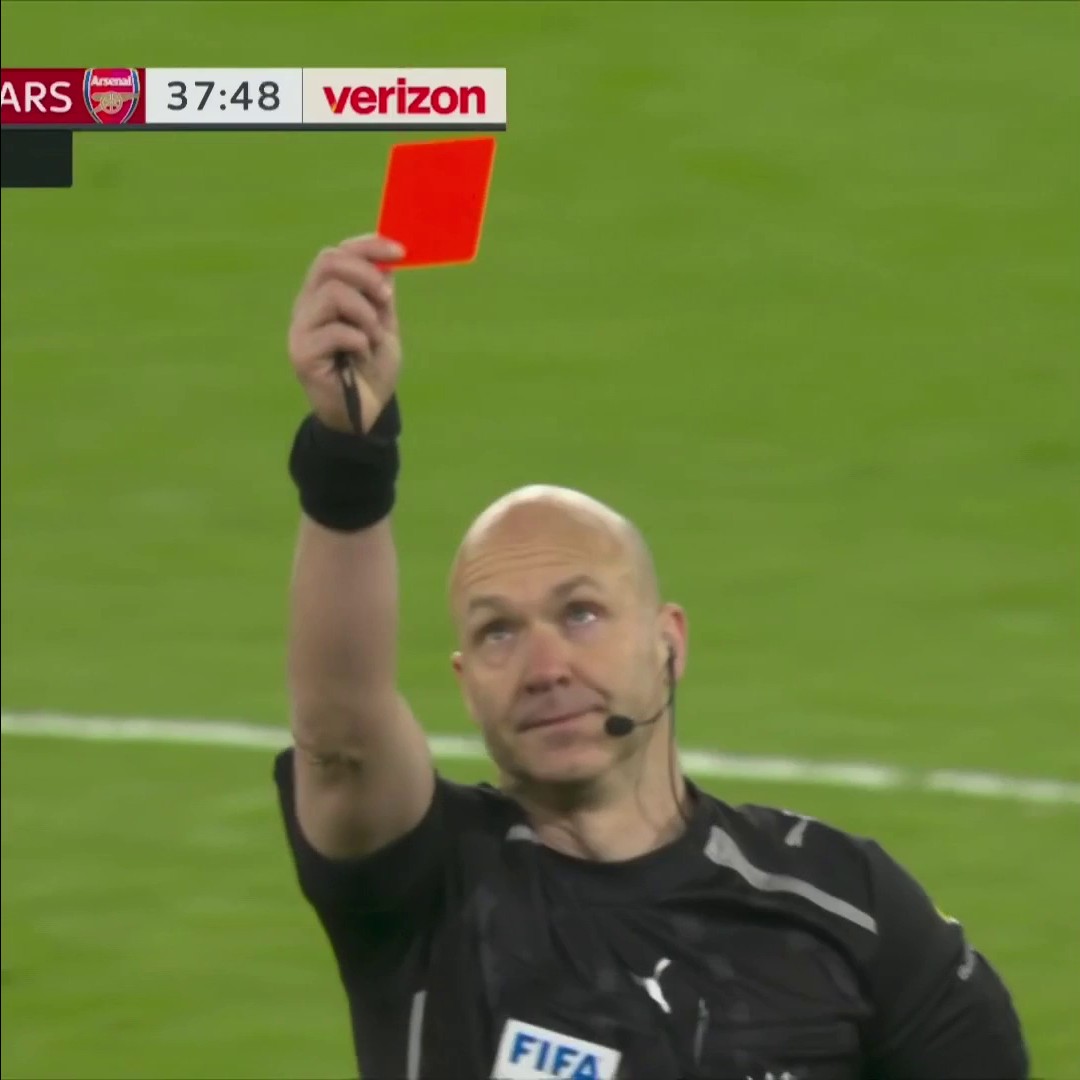 STRAIGHT RED CARD SHOWN TO MOISES CAICEDO, AND CHELSEA ARE DOWN TO TEN MEN. 🟥