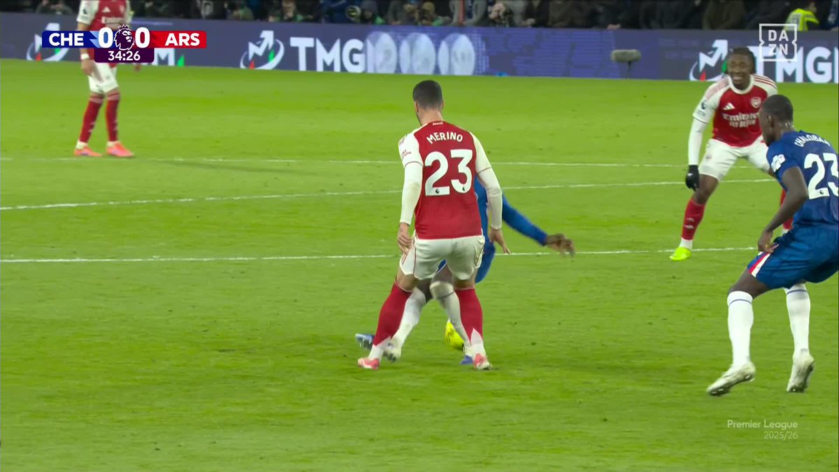 ¡EL CHELSEA SE QUEDA CON 10! Moisés Caicedo, expulsado en el 38 😱 El árbitro revisó la entrada sobre Mikel Merino y acabó mostrando la tarjeta roja #PremierLeagueDAZN 🏴󠁧󠁢󠁥󠁮󠁧󠁿⚽️