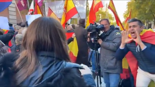 El acoso a periodistas de TVE por los convocados por Revuelta (juventudes de VOX) y SrLiberal visto desde otros ángulos. ¡Qué vergüencita!
