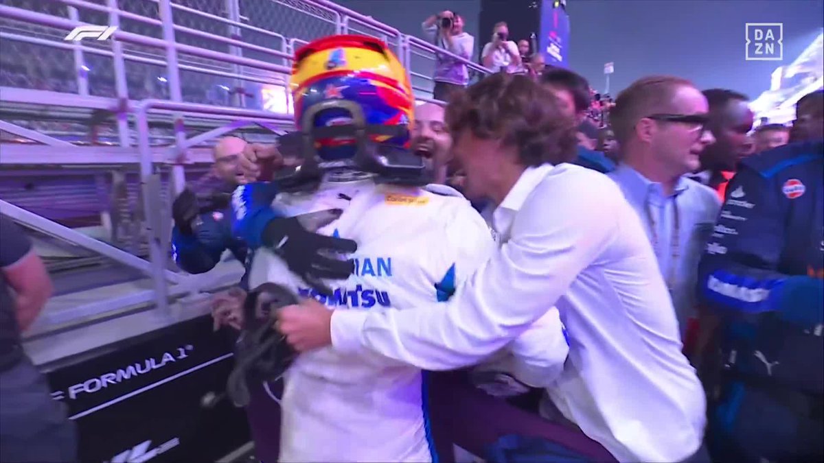 EL ABRAZO CON SU GENTE. LOS QUE HAN CREÍDO EN ÉL. LOS QUE LE HAN ACOMPAÑADO EN LAS MALAS QUÉ GRANDE, CARLOS 👏👏👏👏👏👏 #CatarDAZNF1 🇶🇦