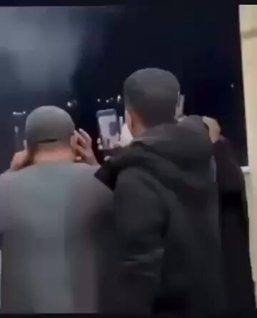 ضابط شرطة يحتفل بفوز والده بمقعد برلماني بإطلاق نار من سلاح آلي… في مشهد يجسد فوضى الدولة في واقعة أثارت غضبًا واسعًا، ظهر نقيب الشرطة عمرو محمد نشأت العمدة وهو يحتفل بفوز والده بمقعد مجلس النواب عن دائرة سمالوط بمحافظة المنيا عبر حيازة واستخدام سلاح آلي وإطلاق النار في الهواء وكذلك خرطوش دون أي سند قانوني أو تصريح، في مخالفة صريحة للقانون من قبل جهة يفترض أنها مسؤولة عن تطبيقه. المشهد الذي تم توثيقه بالفيديو يعكس حالة الانفلات والازدواجية داخل مؤسسات الدولة، حيث تُستخدم القوانين ضد المواطنين، بينما يتجاوزها من هم موكل إليهم تطبيقها ويؤكد قانون الأسلحة والذخائر أن حيازة سلاح آلي دون ترخيص تُعد جناية عقوبتها السجن المشدد، إضافة إلى تجريم إطلاق النار في الأماكن السكنية، لكن الواقعة أعادت التذكير بما يصفه مراقبون بأنه "غياب دولة القانون" وتحول أجهزة الدولة إلى ما يشبه "العصابة" التي تعمل بمعايير مزدوجة. حتى الآن، لم تعلن وزارة الداخلية عن أي تحقيق أو إجراء قانوني بحق الضابط . إ