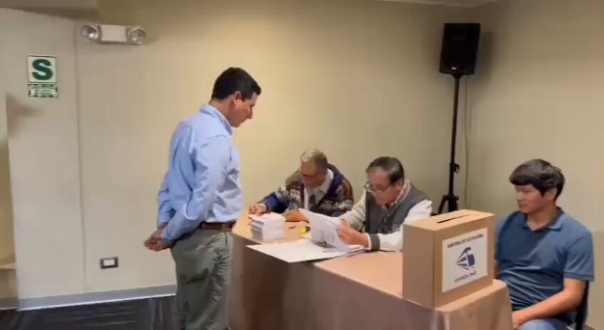 Acabo de emitir mi voto en las elecciones internas de #AvanzaPais para elegir a nuestros delegados. Desmintiendo todo rumor sobre mi "supuesta expulsión" o problemas con mi afiliación. Voté junto a otros afiliados sin problemas y la próxima semana: Vamos por la democracia 💪