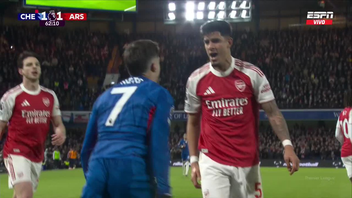 ¡LA MURALLA ECUATORIANA SE PICÓ! 🇪🇨 Piero Hincapié tuvo una gran intercepción y le ganó el duelo a Pedro Neto en Stamford Bridge. ▶️ Mira la 🏴 #PremierLeague en el Plan Premium de #DisneyPlus