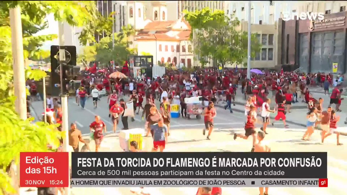 Milhares de torcedores eufóricos querendo se aproximar do trio elétrico no centro do Rio mas criaram uma barreira para os jogadores passarem. Como resolver, hein, policial? Já sei, bora jogar gás lacrimogêneo e bala de borracha. A PM do RJ só erra.