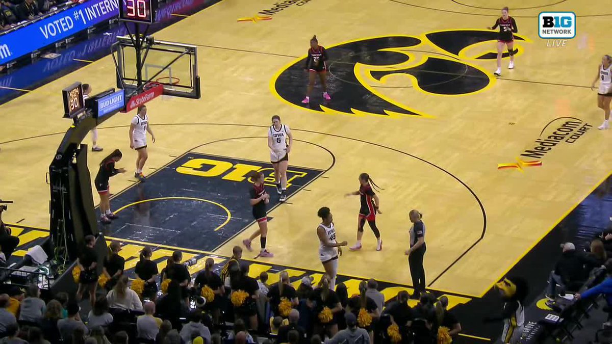 🤩🤩🤩 Feuerbach ties her career high in points (17) and three-pointers made (4).