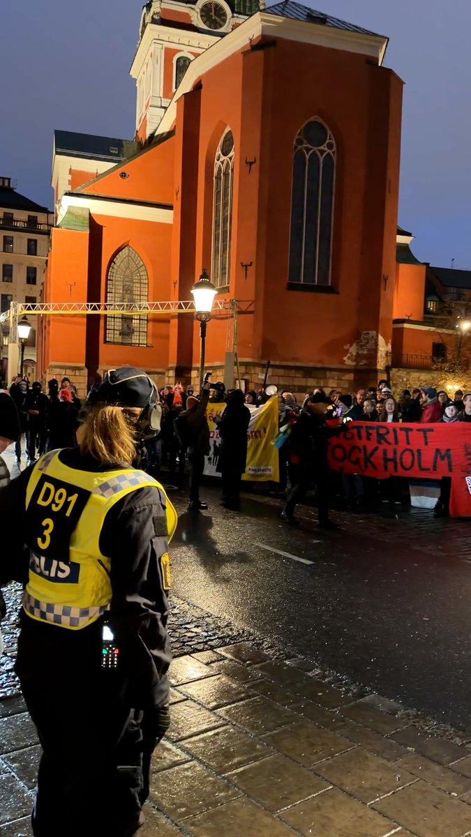 Som vanligt valde en handfull vänsterextremister från Ung Vänster, SUF och RKU att ägna sin söndag åt att störa sina meningsmotståndare. Denna gång riktades trakasserierna mot partiet Alternativ för Sverige, som höll en minnestund för Karl XII.
