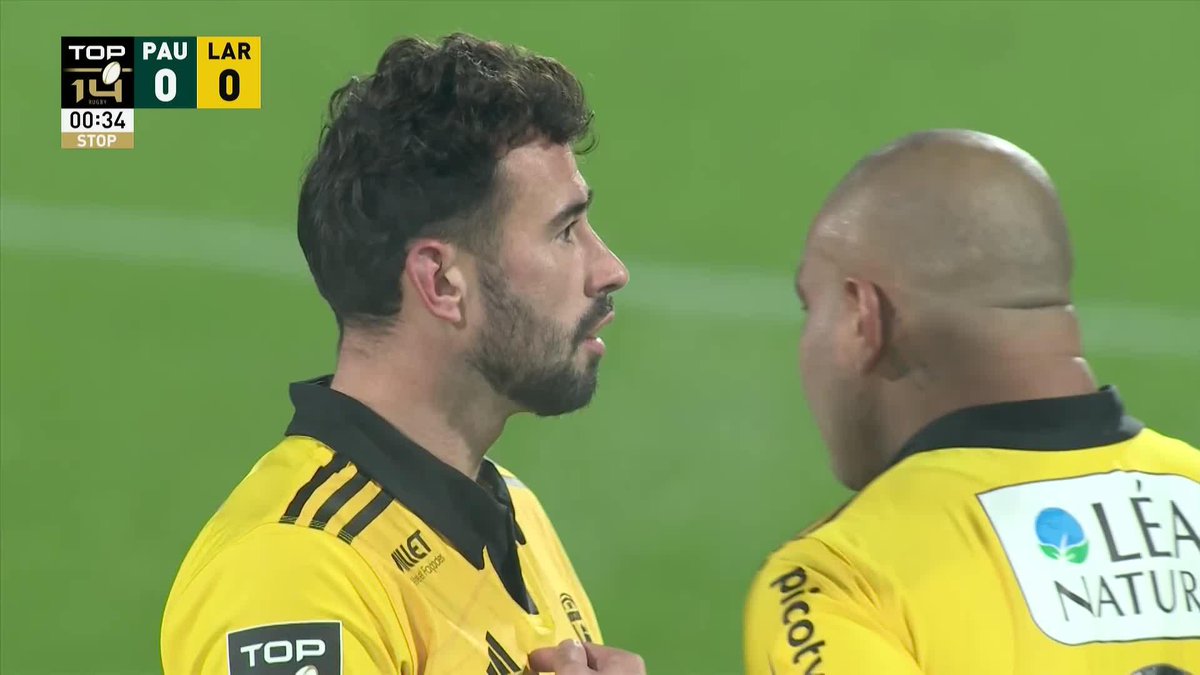 La Rochelle's Antoine Hastoy is sent off after just 34 seconds of play 🤯 The Frenchman is shown red for a kick to the head of Aaron Grandidier 🟥