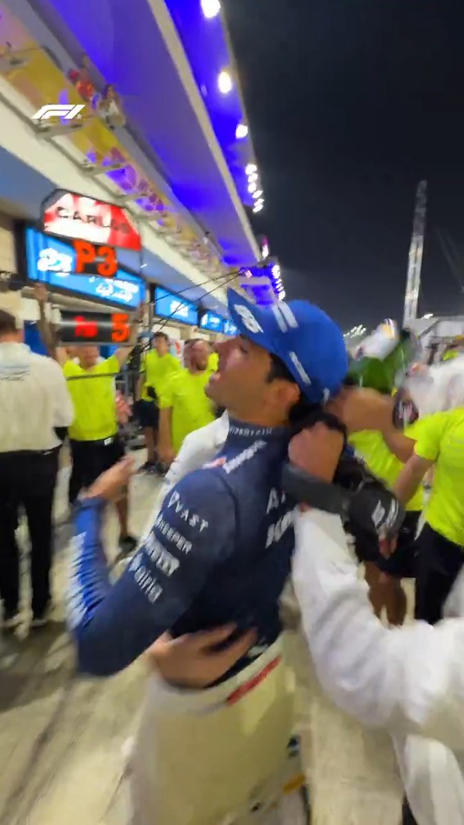 Five seconds in... Check your wing mirrors, Carlos! 😂 #F1 #QatarGP