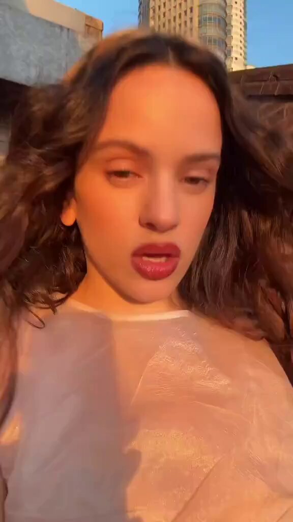 Rosalía luciendo preciosa mientras muestra el cielo de Buenos Aires via Tiktok